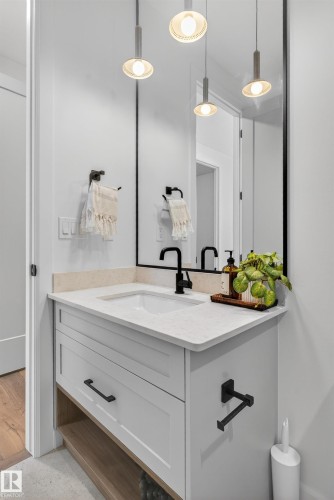 213 Paterson Link, Edmonton, AB - Indoor Photo Showing Bathroom