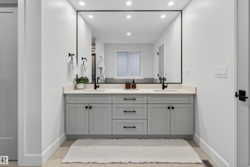 213 Paterson Link, Edmonton, AB - Indoor Photo Showing Bathroom