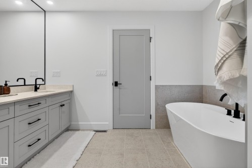 213 Paterson Link, Edmonton, AB - Indoor Photo Showing Bathroom