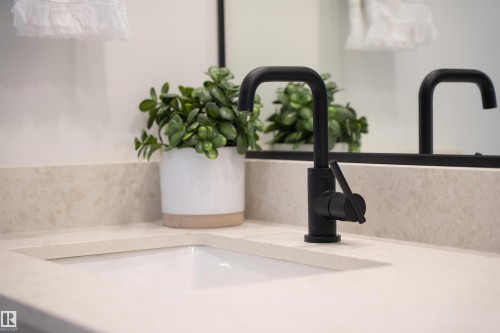 213 Paterson Link, Edmonton, AB - Indoor Photo Showing Bathroom