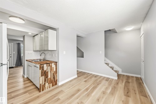 655 Abbottsfield Road, Edmonton, AB - Indoor Photo Showing Kitchen