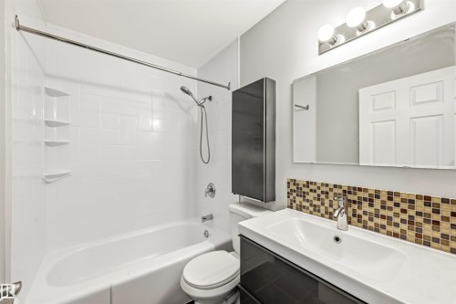 655 Abbottsfield Road, Edmonton, AB - Indoor Photo Showing Bathroom