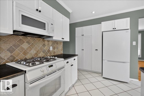 9415 128A Avenue, Edmonton, AB - Indoor Photo Showing Kitchen