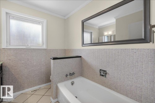 9415 128A Avenue, Edmonton, AB - Indoor Photo Showing Bathroom