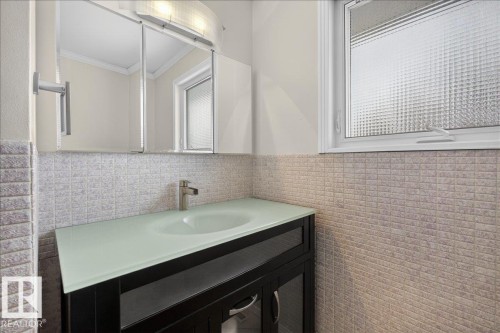 9415 128A Avenue, Edmonton, AB - Indoor Photo Showing Bathroom