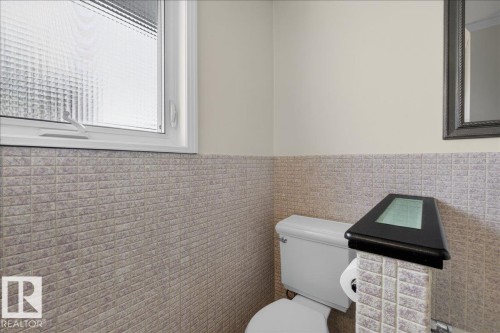 9415 128A Avenue, Edmonton, AB - Indoor Photo Showing Bathroom