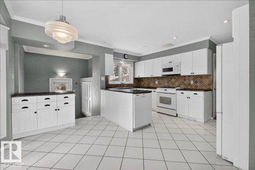 9415 128A Avenue, Edmonton, AB - Indoor Photo Showing Kitchen