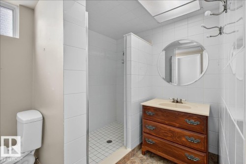 9415 128A Avenue, Edmonton, AB - Indoor Photo Showing Bathroom
