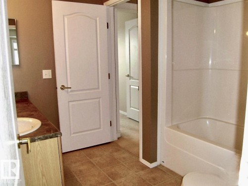 93 3380 28A Avenue Nw, Edmonton, AB - Indoor Photo Showing Bathroom
