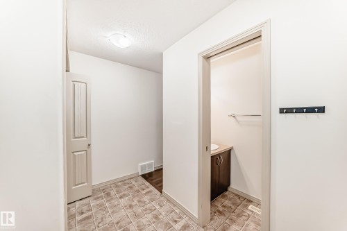 5930 165 Avenue, Edmonton, AB - Indoor Photo Showing Other Room