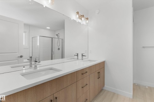 2244 4 Avenue, Edmonton, AB - Indoor Photo Showing Bathroom