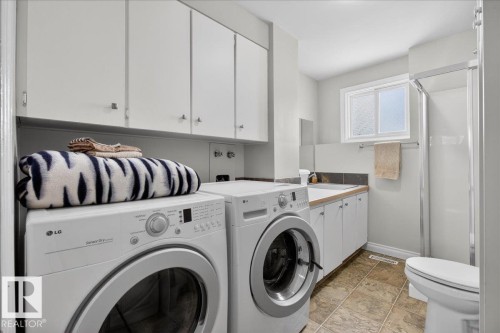 Laundry area with washer and clothes dryer and baseboards - 8804 38 Avenue, Edmonton, AB - Indoor Photo Showing Laundry Room