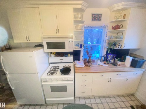 7727 112S Avenue, Edmonton, AB - Indoor Photo Showing Kitchen