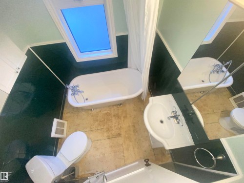 7727 112S Avenue, Edmonton, AB - Indoor Photo Showing Bathroom