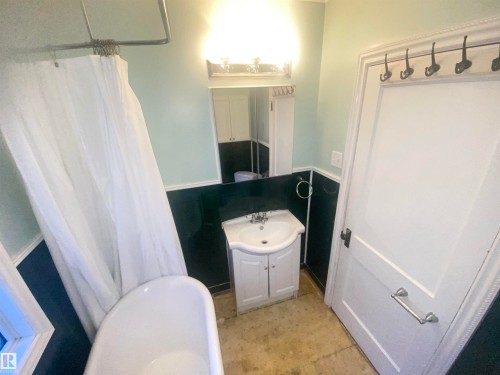 7727 112S Avenue, Edmonton, AB - Indoor Photo Showing Bathroom