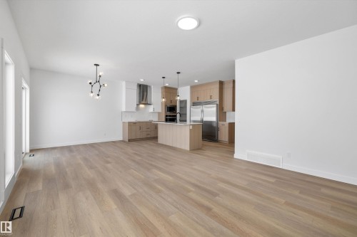 1077 Cristall Crescent, Edmonton, AB - Indoor Photo Showing Kitchen