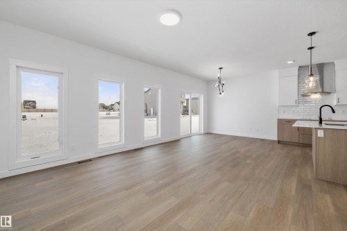 1077 Cristall Crescent, Edmonton, AB - Indoor Photo Showing Kitchen