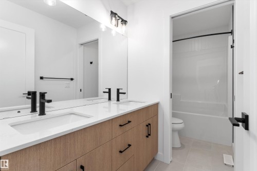 1077 Cristall Crescent, Edmonton, AB - Indoor Photo Showing Bathroom