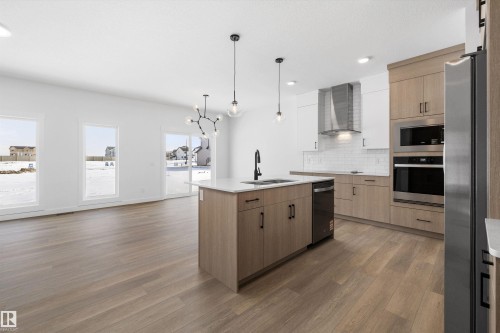 1077 Cristall Crescent, Edmonton, AB - Indoor Photo Showing Kitchen With Upgraded Kitchen