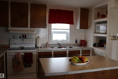 56 4204 47St., Wetaskiwin, AB - Indoor Photo Showing Kitchen With Double Sink