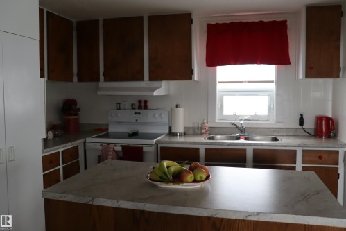 56 4204 47St., Wetaskiwin, AB - Indoor Photo Showing Kitchen With Double Sink