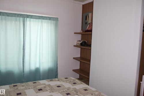 Builtin shelving - 56 4204 47St., Wetaskiwin, AB - Indoor Photo Showing Bedroom