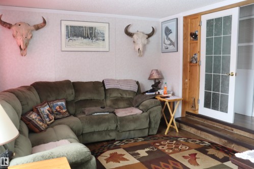 56 4204 47St., Wetaskiwin, AB - Indoor Photo Showing Living Room