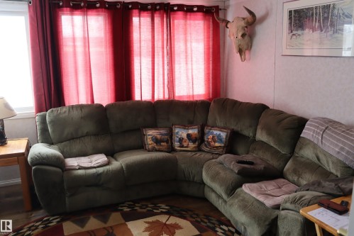 56 4204 47St., Wetaskiwin, AB - Indoor Photo Showing Living Room