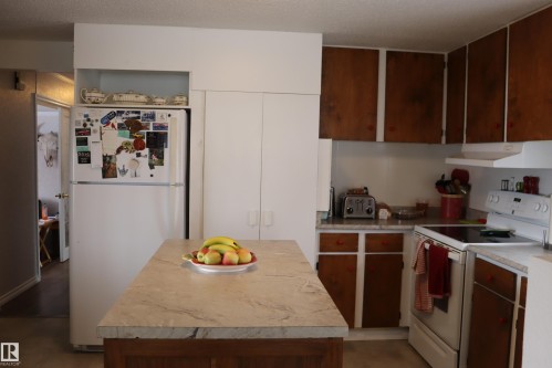 With pantry - 56 4204 47St., Wetaskiwin, AB - Indoor Photo Showing Kitchen