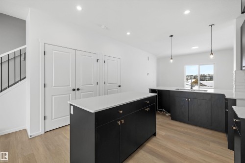 276 Chappelle Drive, Edmonton, AB - Indoor Photo Showing Kitchen
