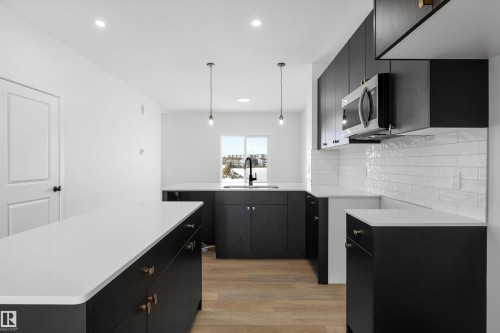 276 Chappelle Drive, Edmonton, AB - Indoor Photo Showing Kitchen With Upgraded Kitchen