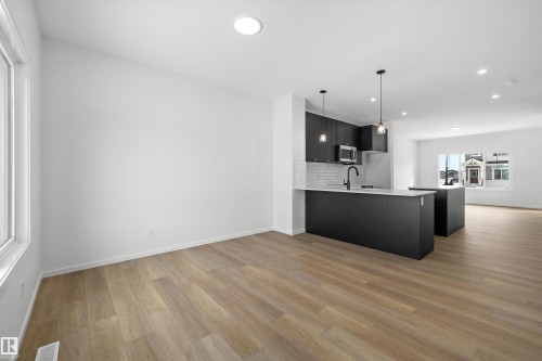 276 Chappelle Drive, Edmonton, AB - Indoor Photo Showing Kitchen With Upgraded Kitchen