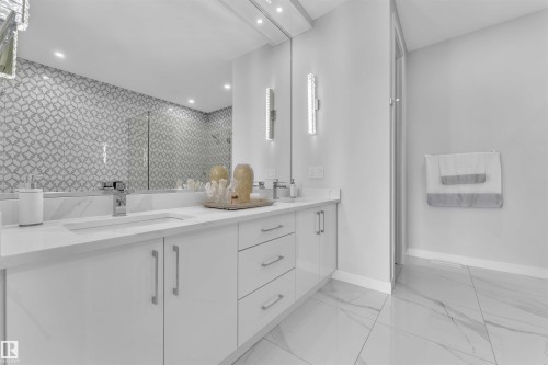 12603 44 Street, Edmonton, AB - Indoor Photo Showing Bathroom