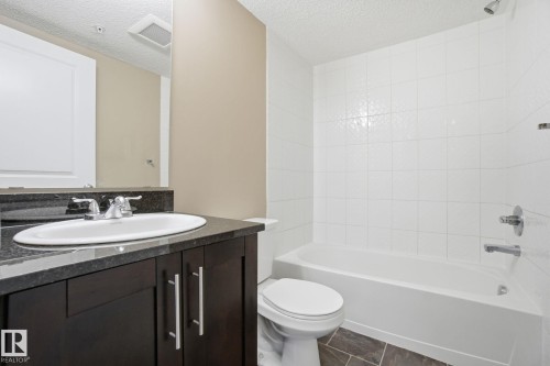 316 3315 James Mowatt Trail, Edmonton, AB - Indoor Photo Showing Bathroom