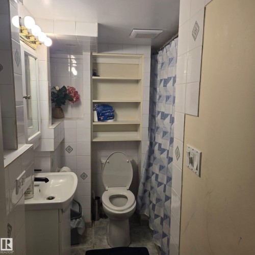 3105 130A Avenue, Edmonton, AB - Indoor Photo Showing Bathroom