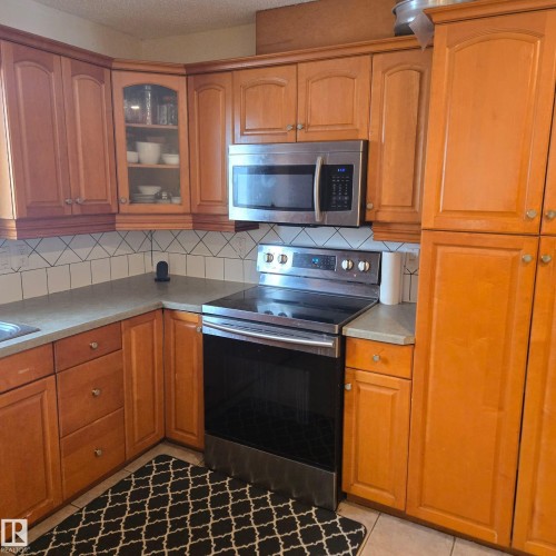 3105 130A Avenue, Edmonton, AB - Indoor Photo Showing Kitchen