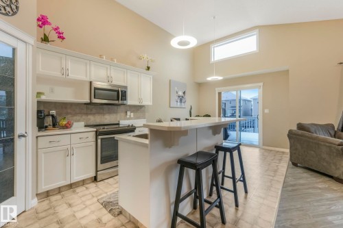 116 Castle Drive, Edmonton, AB - Indoor Photo Showing Kitchen