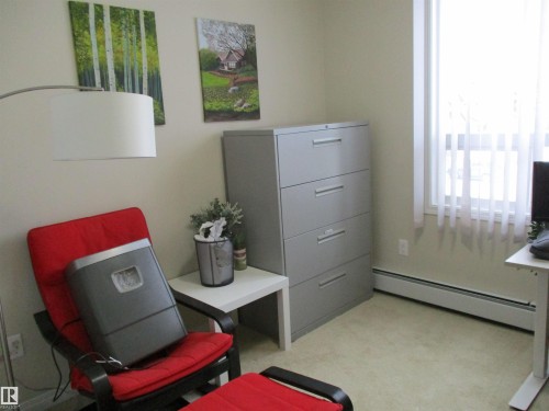 Sitting room with baseboard heating - 3309 9351 Simpson Drive, Edmonton, AB - Indoor