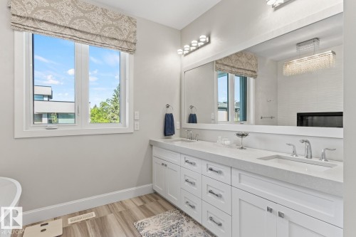 7216 156 Street, Edmonton, AB - Indoor Photo Showing Bathroom