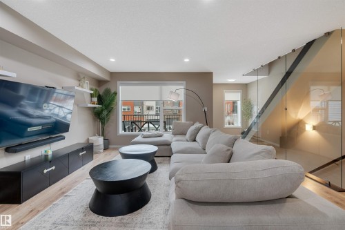 47 1075 Rosenthal Boulevard, Edmonton, AB - Indoor Photo Showing Living Room