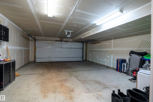 47 1075 Rosenthal Boulevard, Edmonton, AB - Indoor Photo Showing Garage
