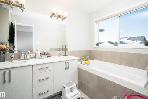 1308 Plum Link Link, Edmonton, AB - Indoor Photo Showing Bathroom
