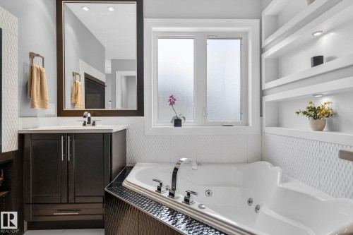 3713 Cameron Heights Place, Edmonton, AB - Indoor Photo Showing Bathroom