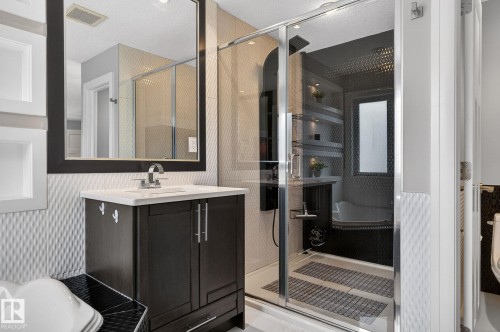 3713 Cameron Heights Place, Edmonton, AB - Indoor Photo Showing Bathroom