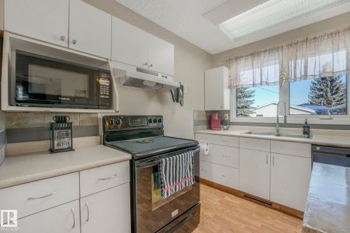 5108 55 Avenue, Leduc, AB - Indoor Photo Showing Kitchen With Double Sink