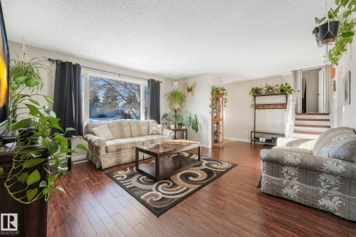 5108 55 Avenue, Leduc, AB - Indoor Photo Showing Living Room