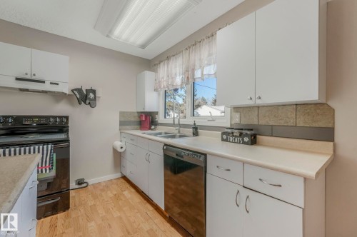 5108 55 Avenue, Leduc, AB - Indoor Photo Showing Kitchen With Double Sink