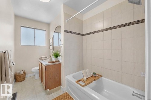 10531 52 Avenue, Edmonton, AB - Indoor Photo Showing Bathroom