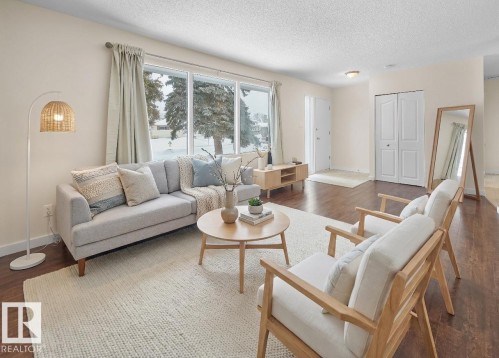 10531 52 Avenue, Edmonton, AB - Indoor Photo Showing Living Room