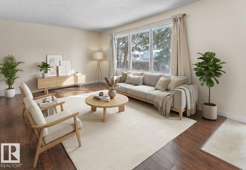 10531 52 Avenue, Edmonton, AB - Indoor Photo Showing Living Room
